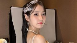 IU Kasih Foto Backstage Konser Spesial Buat UAENA Naga IU Kasih Foto Backstage Konser Spesial Buat UAENA Naga