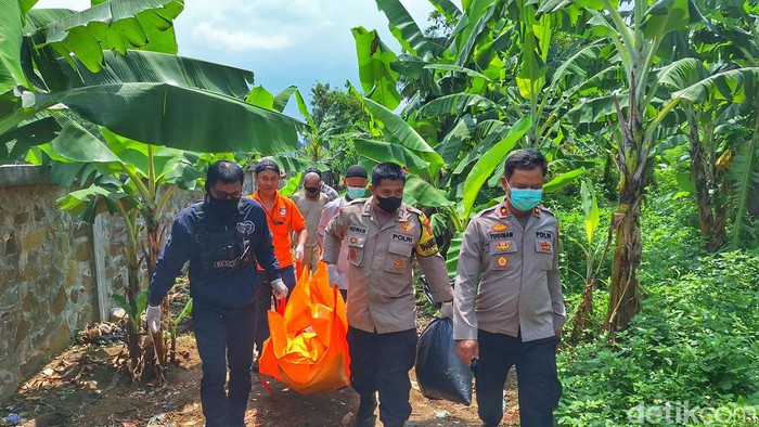 Jajaran Polsek Bojongsoang dan Tim Inafis Polresta Bandung saat melakukan olah TKP.