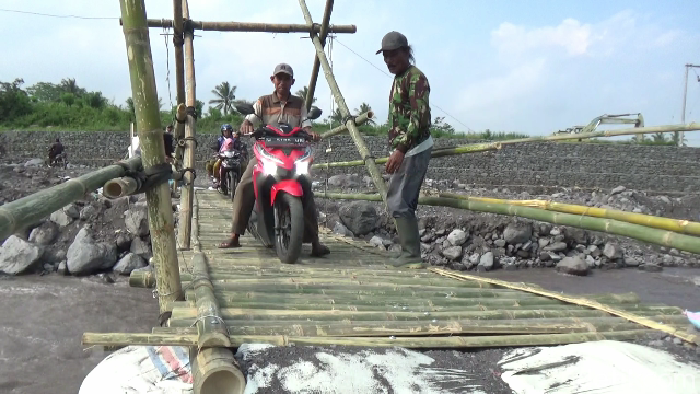 Jembatan bambu dibangun usai jembatan lama putus diterjang lahar dingin Gunung Semeru