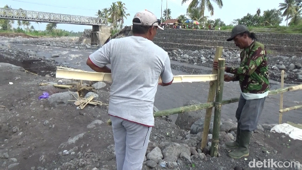 Jembatan bambu dibangun usai jembatan lama putus diterjang lahar dingin Gunung Semeru