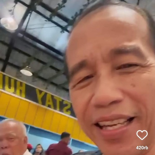 Jokowi membagikan momen makan mi pedas.