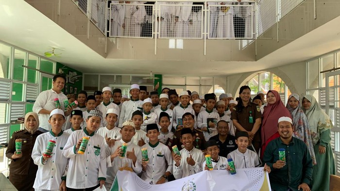 Kasi Penkum Kejati Sulsel Soetarmi saat bersama santri di Makassar. Dokumen Istimewa