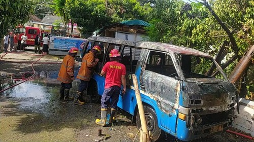 Petugas damkar memadamkan mobil yang terbakar, Rabu (1/5/2024). (Damkartan Karangasem)