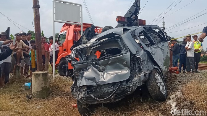 Evakuasi korban dan mobil Etios di perlintasan Dusun Bakalan, Desa Boto, Kecamatan Wonosari, Klaten, Rabu (1/5/2024).