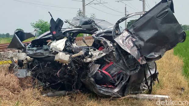Penampakan sedan Etios yang ringsek usai menabrak KA Argo Wilis di Klaten dan menewaskan 1 penumpang, Rabu (1/5/2024).