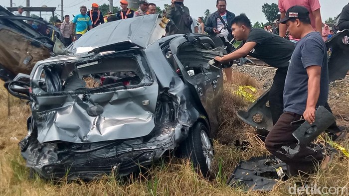 Penampakan sedan Etios yang ringsek usai menabrak KA Argo Wilis di Klaten dan menewaskan 1 penumpang, Rabu (1/5/2024).