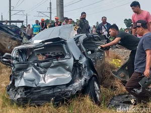 Penampakan Sedan Tertabrak KA Argo Wilis di Klaten Tewaskan 1 Orang