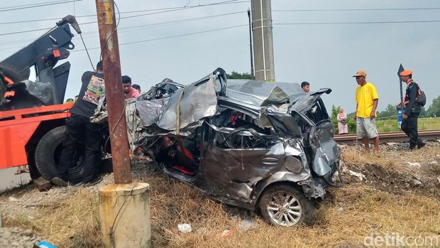 Evakuasi korban dan mobil Etios di perlintasan Dusun Bakalan, Desa Boto, Kecamatan Wonosari, Klaten, Rabu (1/5/2024).