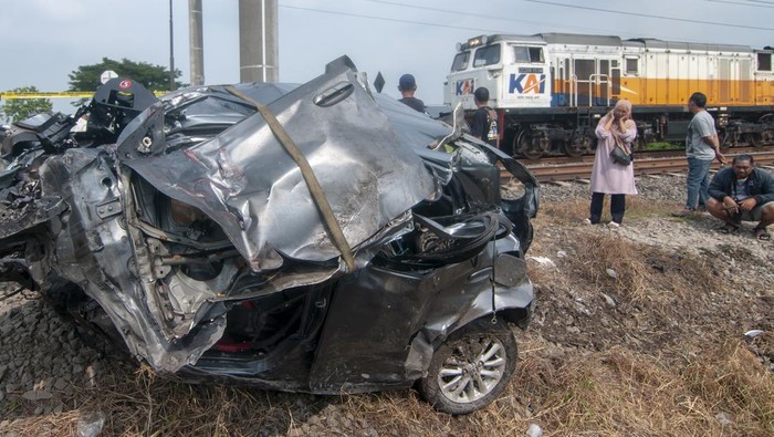 Kecelakaan mobil dengan kereta api di Klaten Petugas mengevakuasi mobil yang tertabrak kereta api di Wonosari, Klaten, Jawa Tengah, Rabu (1/5/2024). Kecelakaan yang melibatkan mobil dengan nomor polisi AD 8704 DO dan kereta api Argo Wilis di perlintasan tanpa palang pintu tersebut mengakibatkan satu orang luka dan satu orang meninggal dunia. ANTARA FOTO/Aloysius Jarot Nugroho/rwa.