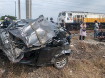 Terbarak KA Argo Wilis, Mobil Ini Ringsek