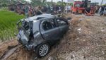 Terbarak KA Argo Wilis, Mobil Ini Ringsek