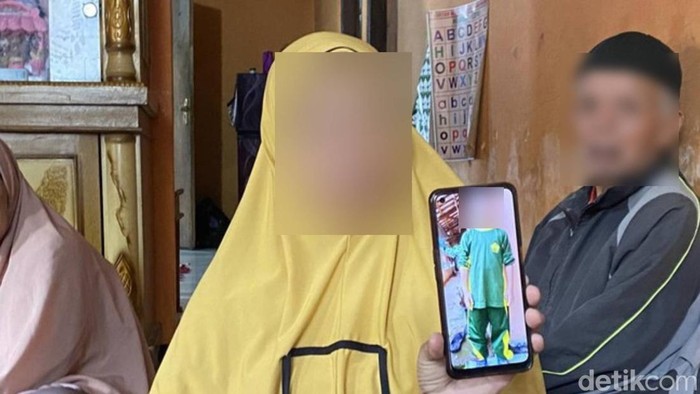 Keluarga menunjukkan foto bocah yang hilang sebelum akhirnya ditemukan meninggal di Sukabumi