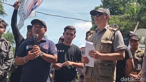 Kepala Dinas Ketenagakerjaan dan ESDM Provinsi Bali Ida Bagus Setiawan (pakai rompi) di depan kantor Gubernur Bali, Rabu (1/5/2024).