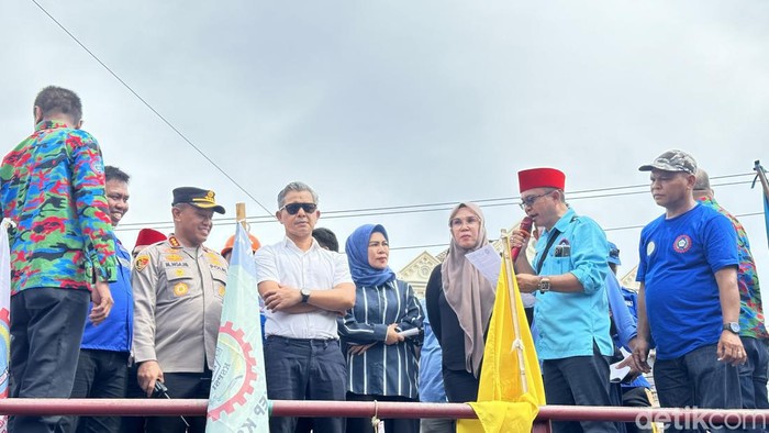 Ketua DPRD Sulsel Andi Ina Kartika Sari dan Kapolrestabes Makassar Kombes Mokhamad Ngajib menemui massa aksi demo hari buruh.