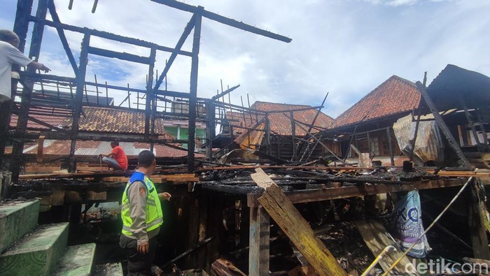 Kondisi rumah Rozali yang terbakar di Palembang.