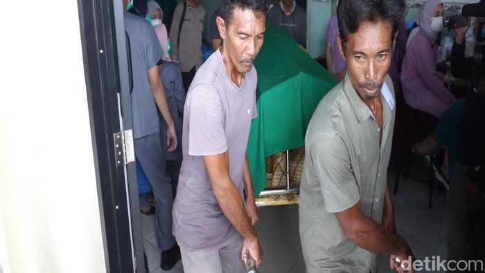Korban setelah dilakukan visum di RS Bhayangkara Palembang setelahnya dibawa kerumah duka
