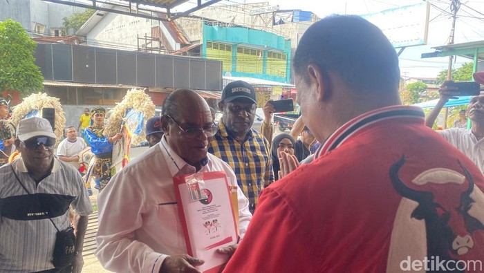 Lambertus Jitmau saat mendatangi DPW PDIP Papua Barat Daya.