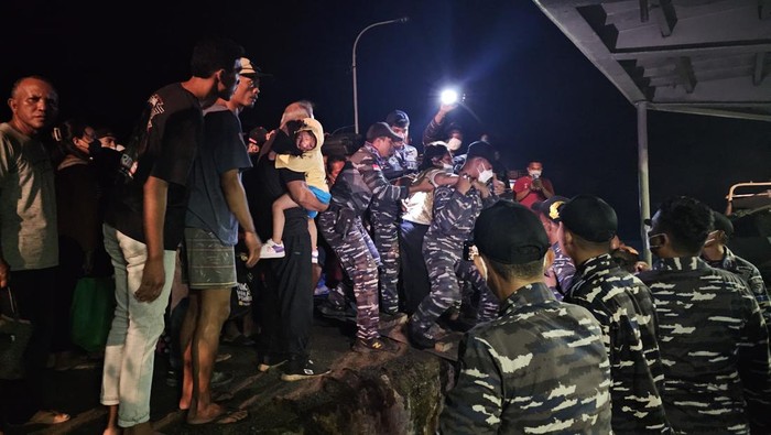 Lantamal VIII mengevakuasi 123 warga di Pulau Tagulandang, Kabupaten Siau Tagulandang Biaro, Sulawesi Utara (Sulut), imbas erupsi Gunung Ruang.