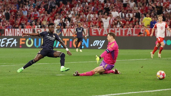MUNICH, GERMANY - APRIL 30: Vinicius Junior of Real Madrid scores his teams first goal past Manuel Neuer of Bayern Munich during the UEFA Champions League semi-final first leg match between FC Bayern München and Real Madrid at Allianz Arena on April 30, 2024 in Munich, Germany. (Photo by Alexander Hassenstein/Getty Images)