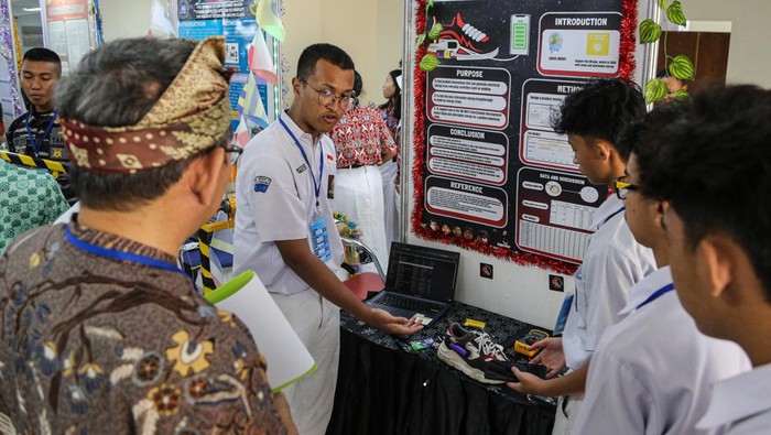 Peserta mengoperasikan robot mini penanganan bencana atau SARmini buatannya saat mengikuti lomba karya ilmiah tingkat Internasional di Politeknik Negeri Semarang, Jawa Tengah, Selasa (30/4/2024). Kegiatan yang diikuti oleh 300 peserta secara luring dan daring dari tingkat SMP, SMA/SMK, Taruna hingga mahasiswa nasional serta internasional tersebut digelar hingga 2 Mei 2024 bertujuan untuk meningkatkan daya nalar, jiwa kritis, serta menumbuhkan minat inovasi riset ilmu pengetahuan pelajar Indonesia yang bisa bersaing secara global. ANTARA FOTO/Makna Zaezar/aww.