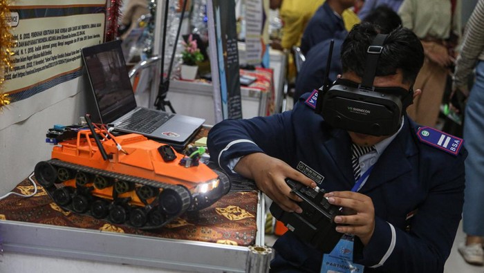 Peserta mengoperasikan robot mini penanganan bencana atau SARmini buatannya saat mengikuti lomba karya ilmiah tingkat Internasional di Politeknik Negeri Semarang, Jawa Tengah, Selasa (30/4/2024). Kegiatan yang diikuti oleh 300 peserta secara luring dan daring dari tingkat SMP, SMA/SMK, Taruna hingga mahasiswa nasional serta internasional tersebut digelar hingga 2 Mei 2024 bertujuan untuk meningkatkan daya nalar, jiwa kritis, serta menumbuhkan minat inovasi riset ilmu pengetahuan pelajar Indonesia yang bisa bersaing secara global. ANTARA FOTO/Makna Zaezar/aww.