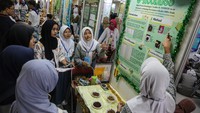 Peserta menjelaskan kepada pengunjung makanan mie berprotein tinggi alternatif pencegah stunting buatannya saat mengikuti lomba karya ilmiah tingkat Internasional di Politeknik Negeri Semarang, Jawa Tengah, Selasa (30/4/2024).