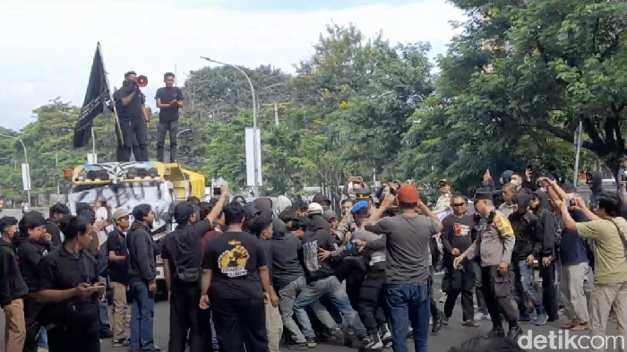 Mahasiswa dan polisi terlibat saling tarik ban saat demo  Hari Buruh di Makassar. Andi Audia Faiza Nazli Irfan/detikSulsel