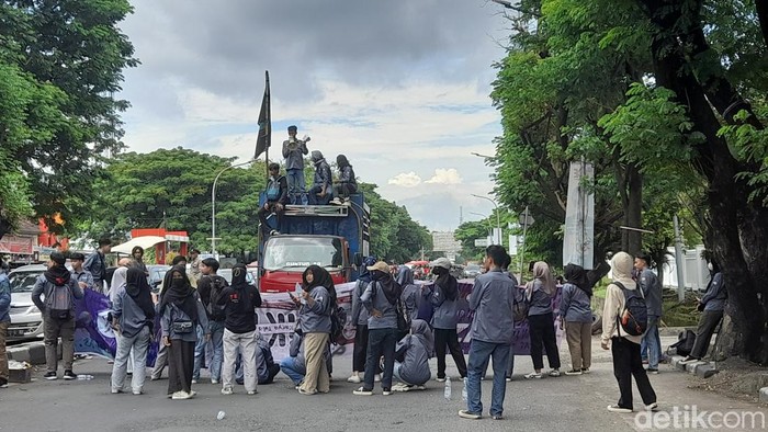 Mahasiswa demo Hari Buruh dan Hardiknas di Jalan Sultan Alauddin, Makassar. Andi Audia Faiza Nazli Irfan/detikSulsel