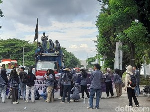 Mahasiswa Makassar Demo Hari Buruh-Hardiknas, Blokade Jalan Sultan Alauddin