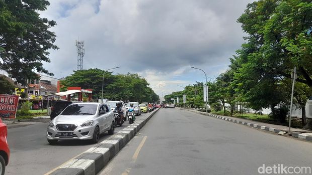 Mahasiswa demo Hari Buruh dan Hardiknas di Jalan Sultan Alauddin, Makassar. Andi Audia Faiza Nazli Irfan/detikSulsel