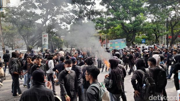 Mahasiswa  demo Hari Buruh tetap membakar ban di badan Jalan Sultan Alauddin, Makassar, meski polisi sempat melarang. Andi Audia Faiza Nazli Irfan/detikSulsel