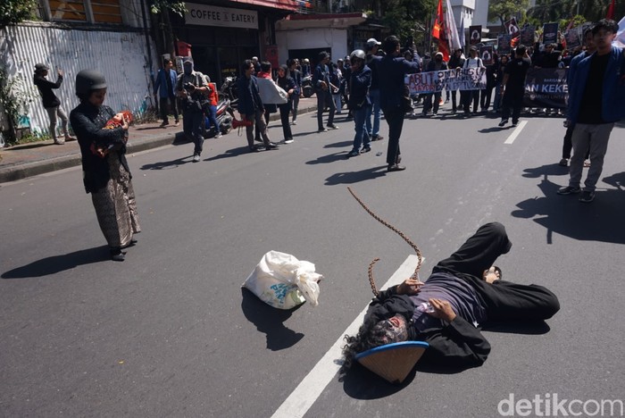 Mahasiswa hingga buruh menggelar aksi teatrikal saat peringatan May Day di Surabaya Mahasiswa hingga buruh menggelar aksi teatrikal saat peringatan May Day di Surabaya