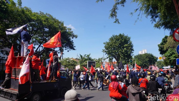 Mahasiswa hingga buruh menggelar aksi teatrikal saat peringatan May Day di Surabaya
