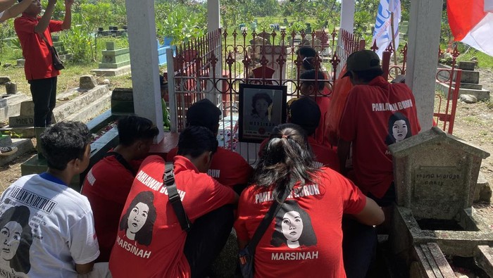 Makam Marsinah ramai dikunjungi buruh saat May Day 2024