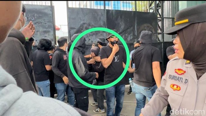 Mahasiswa yang diduga provokator saat demo Hari Buruh di Makassar, diamankan oleh polisi.