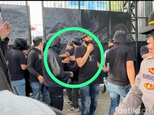 Mahasiswa Demo Hari Buruh di Makassar Cekcok dengan Polisi, 1 Orang Diamankan