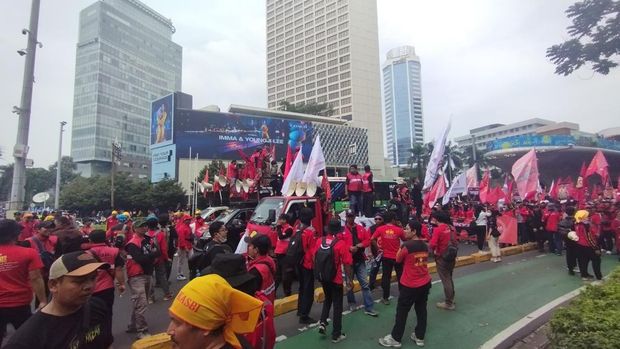Massa Buruh long march ke Bundaran HI