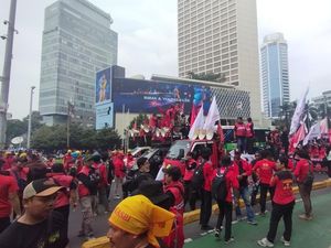 Massa Demo Buruh Bergerak dari Medan Merdeka ke Bundaran HI dan Senayan