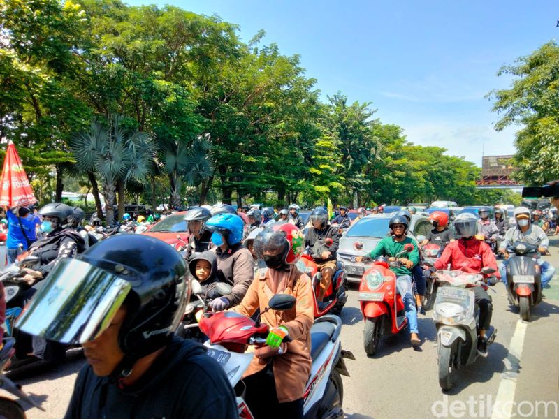 Massa buruh mulai memadati Frontage Ahmad Yani Surabaya