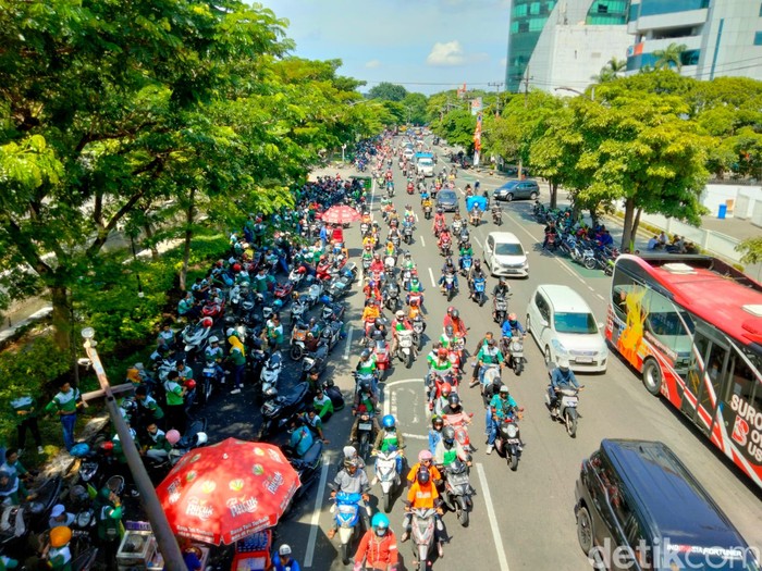 Massa buruh mulai memadati Frontage Ahmad Yani Surabaya