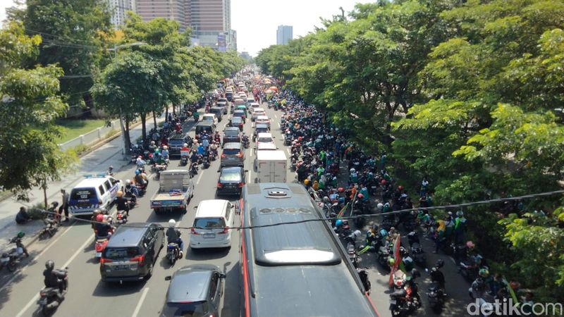 Massa buruh mulai memadati Frontage Ahmad Yani Surabaya