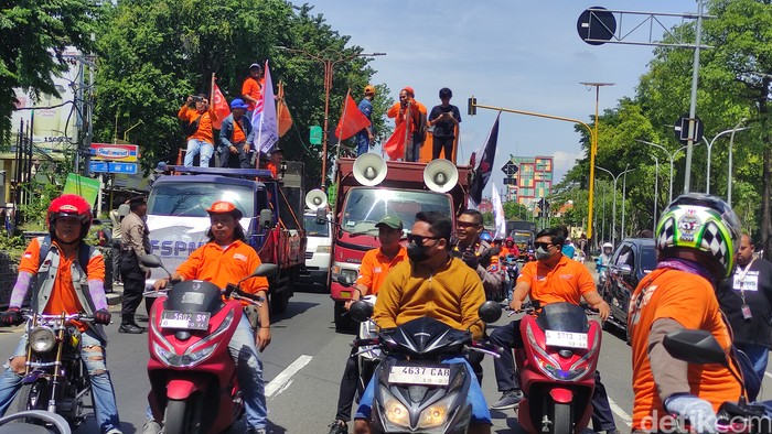 Massa buruh Sidoarjo mulai bergerak ke Surabaya