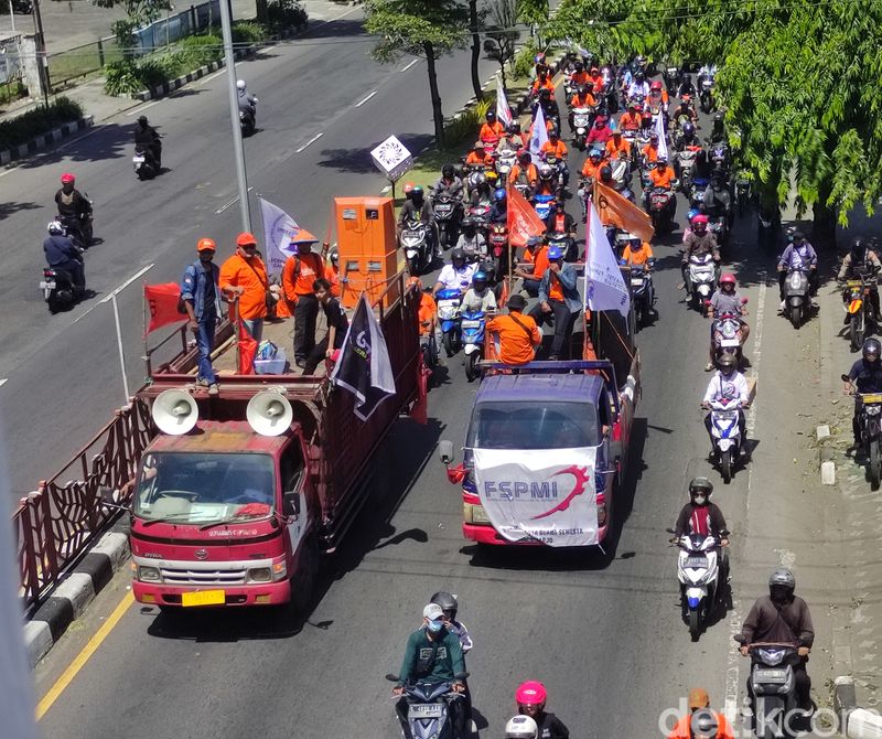 Massa buruh Sidoarjo mulai bergerak ke Surabaya