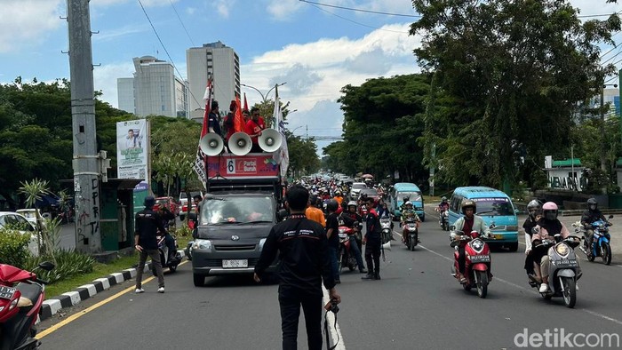 Massa demo Hari Buruh bergerak ke Fly Over, Makassar. Ahmad Nurfajri/detikSulsel