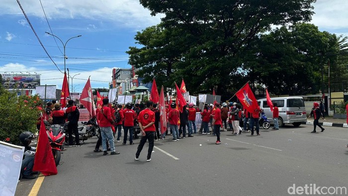 Massa demo Hari Buruh memadati area depan DPRD Sulsel. Ahmad Nurfajri/detikSulsel