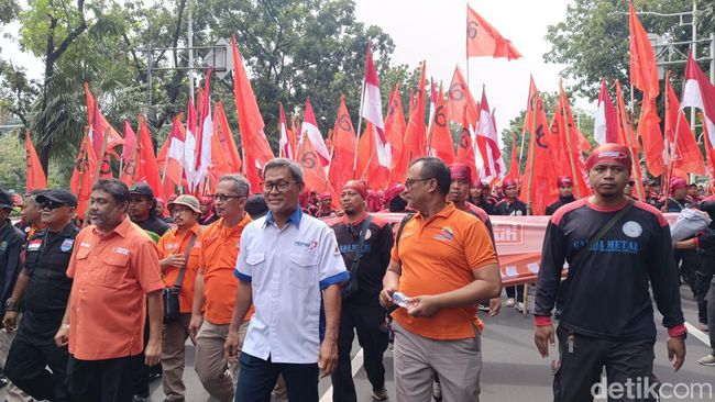 Massa demo Hari Buruh padati Patung Kuda, Jakpus (Rizky Adha/detikcom)