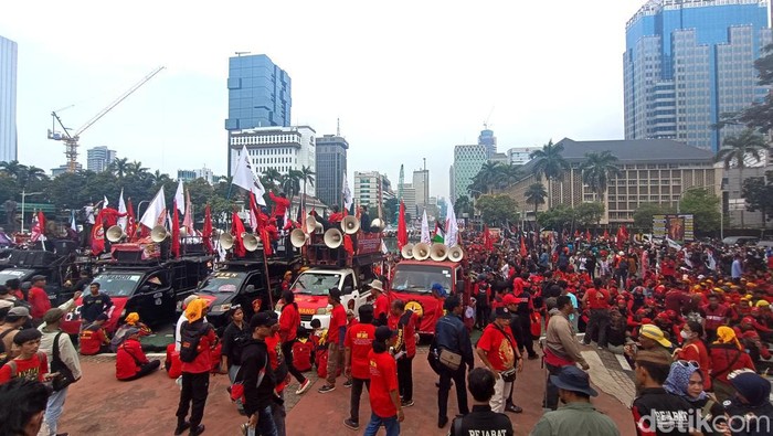 Kerumunan Pekerja Padati Kawasan Patung Kuda pada May Day, Jalanan Ditutup Sementara