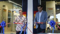 (ka-ki) Arun Kumar selaku President Director PT. Jotun Indonesia bersama Sukardi Sarmi selaku Direktur PT Multi Niaga Indotama - mitra dealer loyal terpilih, secara resmi meluncurkan Jotun Flagship Store pertama di Indonesia pada Selasa (23/4) di Medan, Sumatera Utara. Melalui flagship store, pelanggan akan merasakan pengalaman baru dalam berbelanja untuk hunian dan properti, dimana mereka dapat melihat, merasakan, dan memilih secara langsung seluruh rangkaian produk dan koleksi warna dari Jotun.