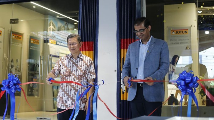 Mencoba Pengalaman Belanja Penuh Inspirasi untuk Hunian (ka-ki) Arun Kumar selaku President Director PT. Jotun Indonesia bersama Sukardi Sarmi selaku Direktur PT Multi Niaga Indotama - mitra dealer loyal terpilih, secara resmi meluncurkan Jotun Flagship Store pertama di Indonesia pada Selasa (23/4) di Medan, Sumatera Utara. Melalui flagship store, pelanggan akan merasakan pengalaman baru dalam berbelanja untuk hunian dan properti, dimana mereka dapat melihat, merasakan, dan memilih secara langsung seluruh rangkaian produk dan koleksi warna dari Jotun.