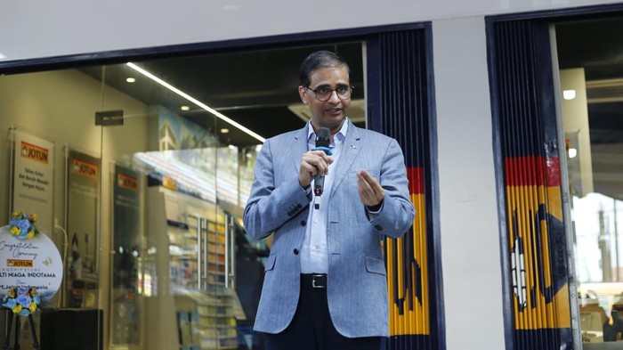 Mencoba Pengalaman Belanja Penuh Inspirasi untuk Hunian (ka-ki) Arun Kumar selaku President Director PT. Jotun Indonesia bersama Sukardi Sarmi selaku Direktur PT Multi Niaga Indotama - mitra dealer loyal terpilih, secara resmi meluncurkan Jotun Flagship Store pertama di Indonesia pada Selasa (23/4) di Medan, Sumatera Utara. Melalui flagship store, pelanggan akan merasakan pengalaman baru dalam berbelanja untuk hunian dan properti, dimana mereka dapat melihat, merasakan, dan memilih secara langsung seluruh rangkaian produk dan koleksi warna dari Jotun.